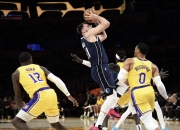 开云官网-步行者马刺紧张对决，谁能赢得最后战