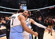 开云APP-球队的实力逐渐显露，球迷期待巅峰对决！