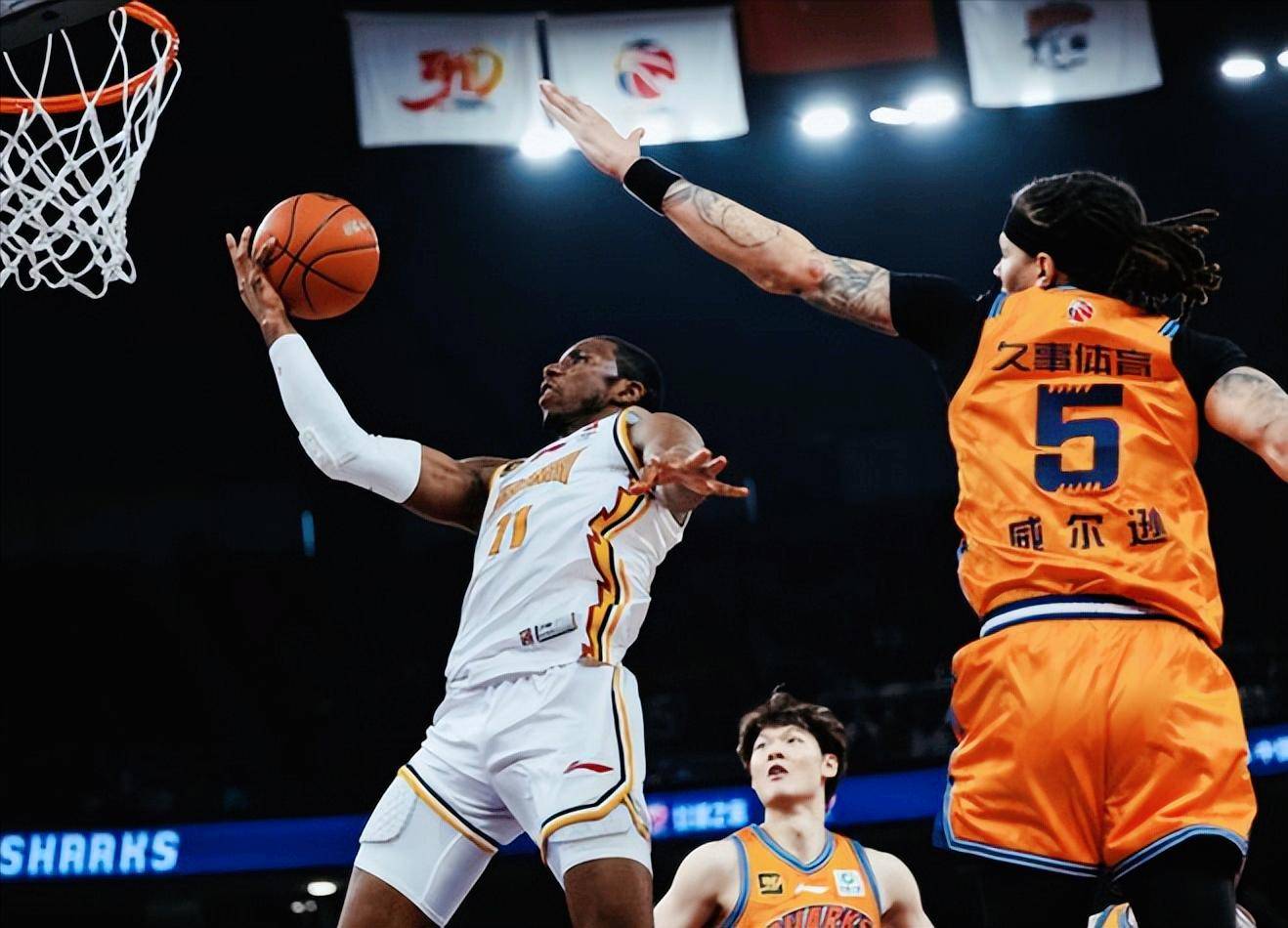 半场领先被反超,球队苦战回追保持不败的简单介绍 半场领先被反超,球队苦战回追保持不败的简单介绍