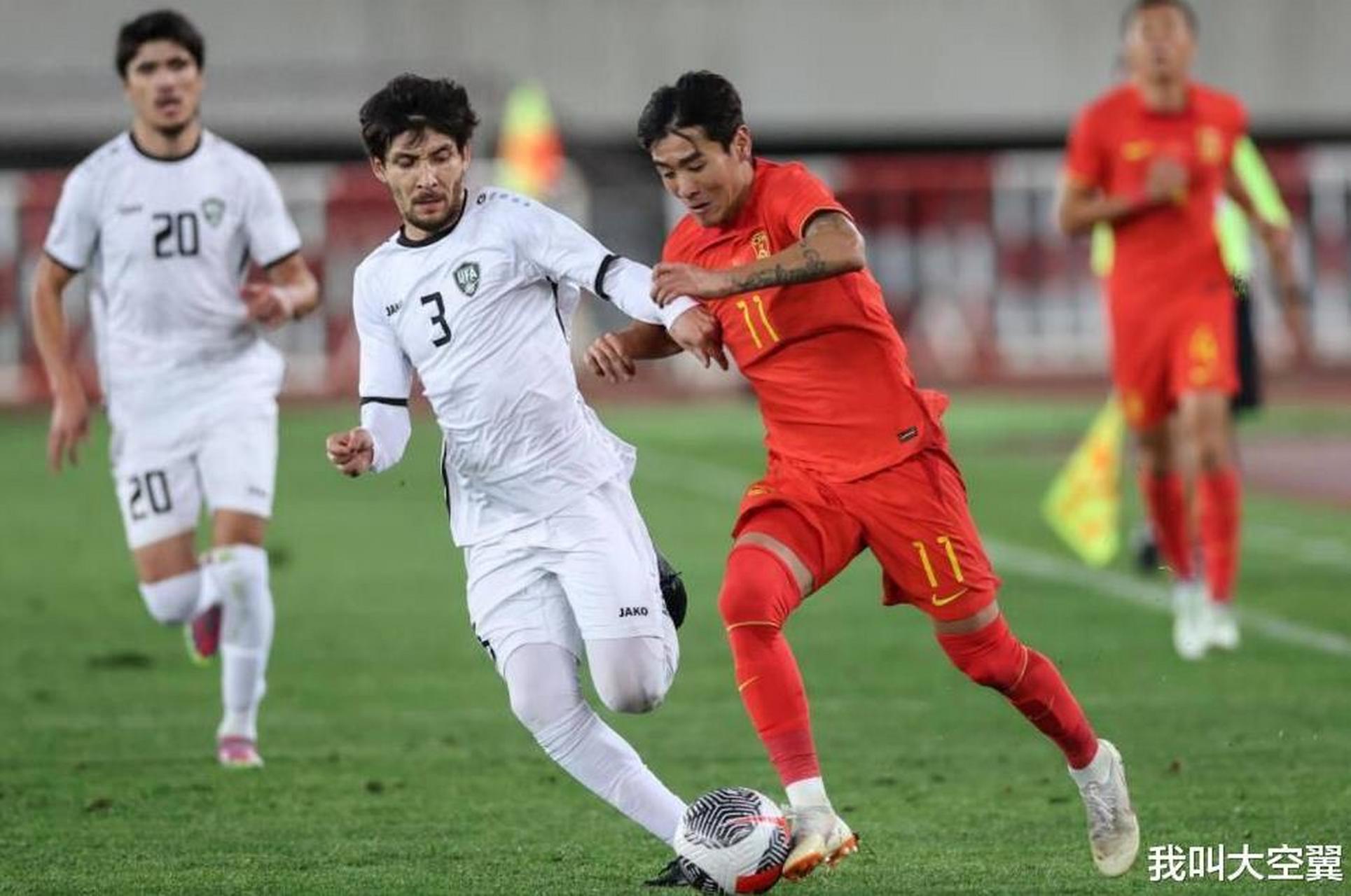 关于比赛的讨论引发球迷们的热议和争论