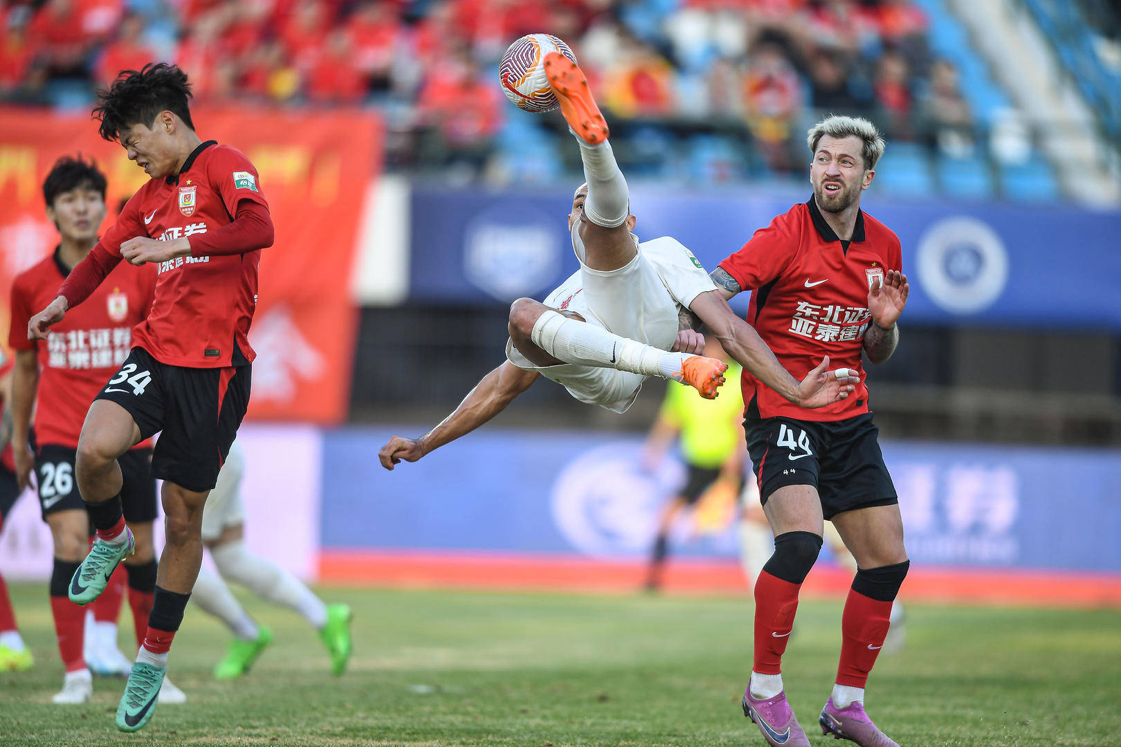 包含长春亚泰逆转取胜，奋勇拼搏斩获三分的词条