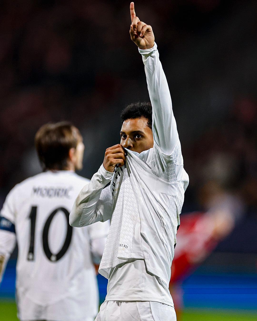 包含皇家马德里完胜对手,夺得关键三分的词条 包含皇家马德里完胜对手,夺得关键三分的词条