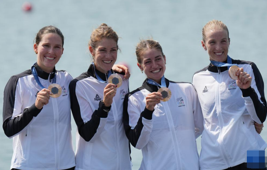 新西兰队在帆船比赛中勇夺银牌 新西兰队在帆船比赛中勇夺银牌