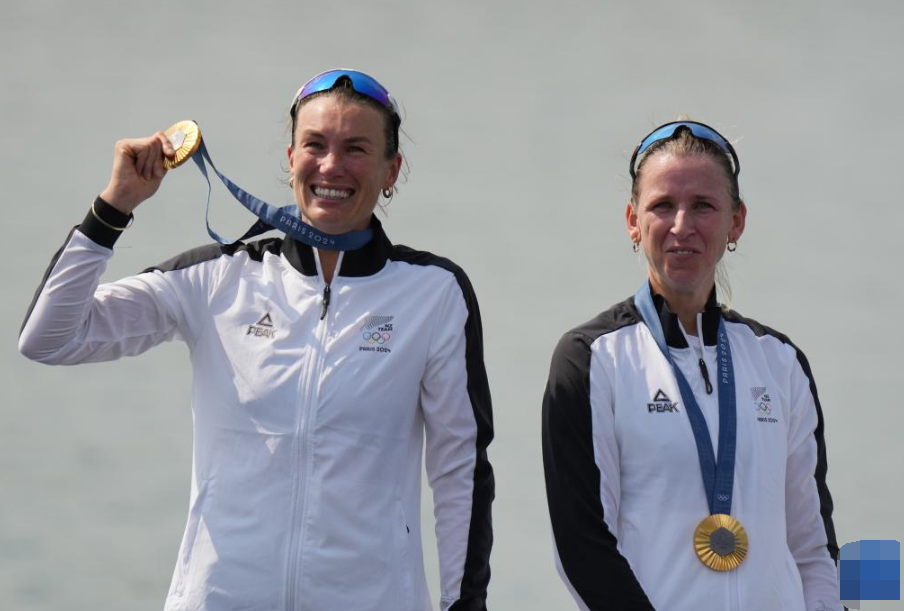 新西兰队在帆船比赛中勇夺银牌 新西兰队在帆船比赛中勇夺银牌