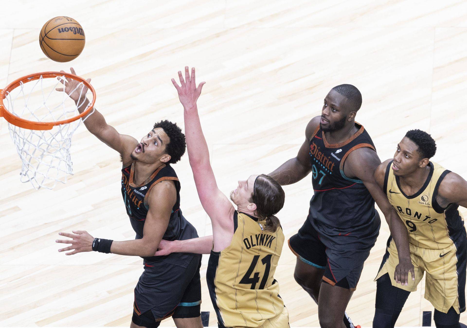 精彩对决场面激烈,球员个人起伏迅猛 精彩对决场面激烈,球员个人起伏迅猛