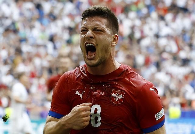 激烈角逐，紧张刺激，球迷热情高涨的简单介绍