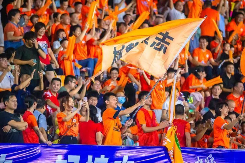 激烈角逐，紧张刺激，球迷热情高涨的简单介绍