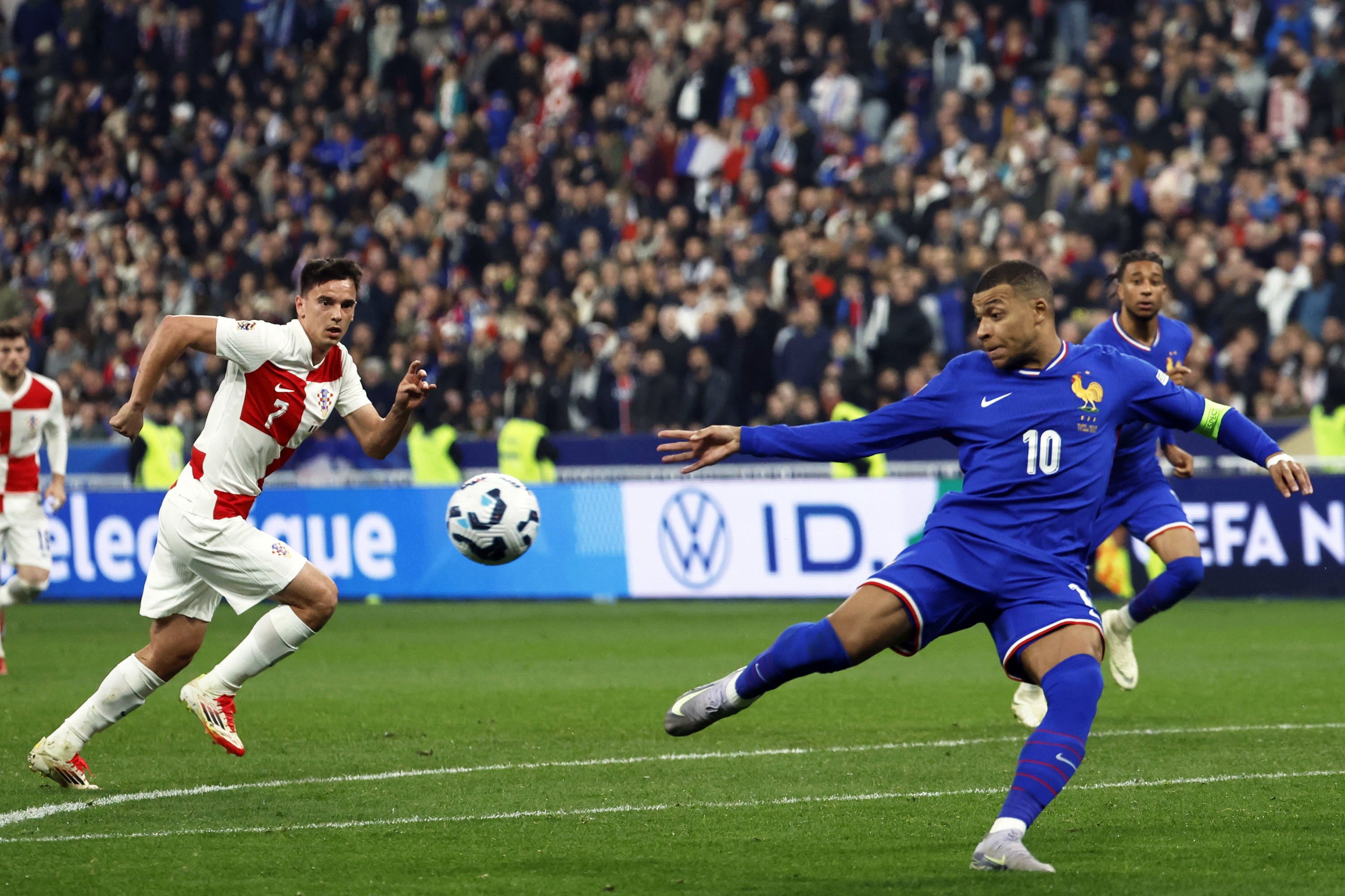 欧预赛经典场面回顾,深刻传承足球精神的简单介绍 欧预赛经典场面回顾,深刻传承足球精神的简单介绍