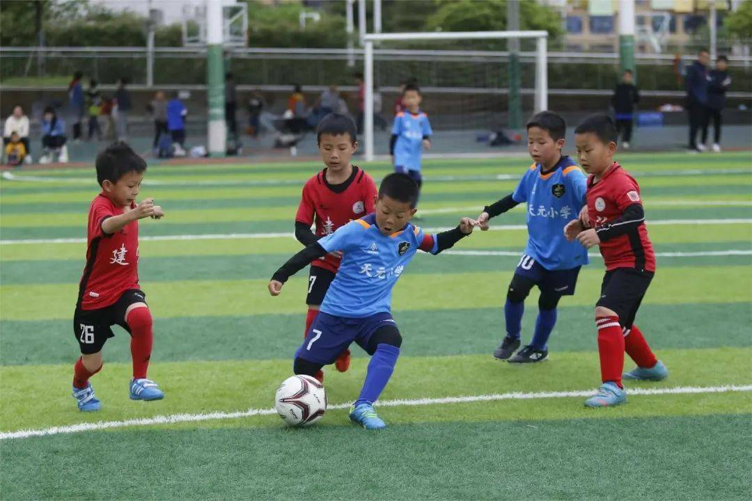 精彩进球连连,欧洲足球比赛观众目不转睛的简单介绍 精彩进球连连,欧洲足球比赛观众目不转睛的简单介绍