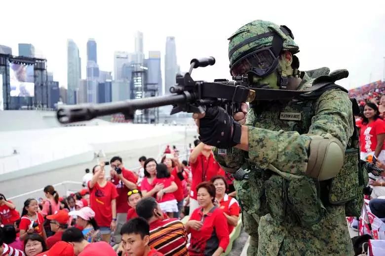 新加坡队高举旗帜,斗志昂扬的简单介绍 新加坡队高举旗帜,斗志昂扬的简单介绍