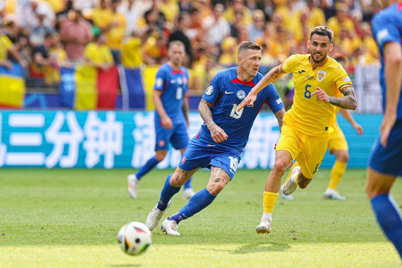 欧洲预选赛继续进行,各队拼尽全力 欧洲预选赛继续进行,各队拼尽全力