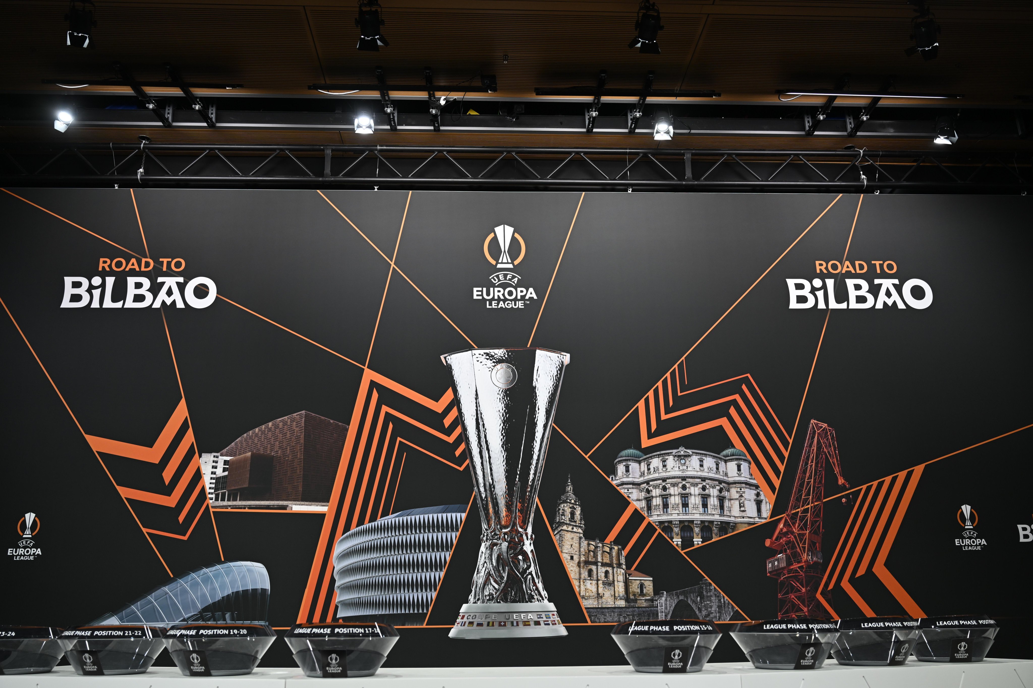 欧洲预选赛继续进行,各队拼尽全力 欧洲预选赛继续进行,各队拼尽全力