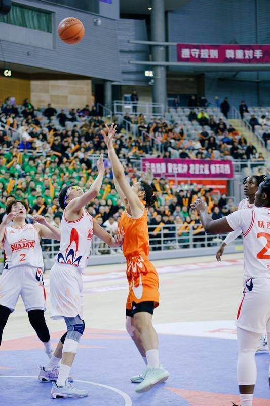 包含各队斗志昂扬，遥相呼应诠释篮球魂的词条