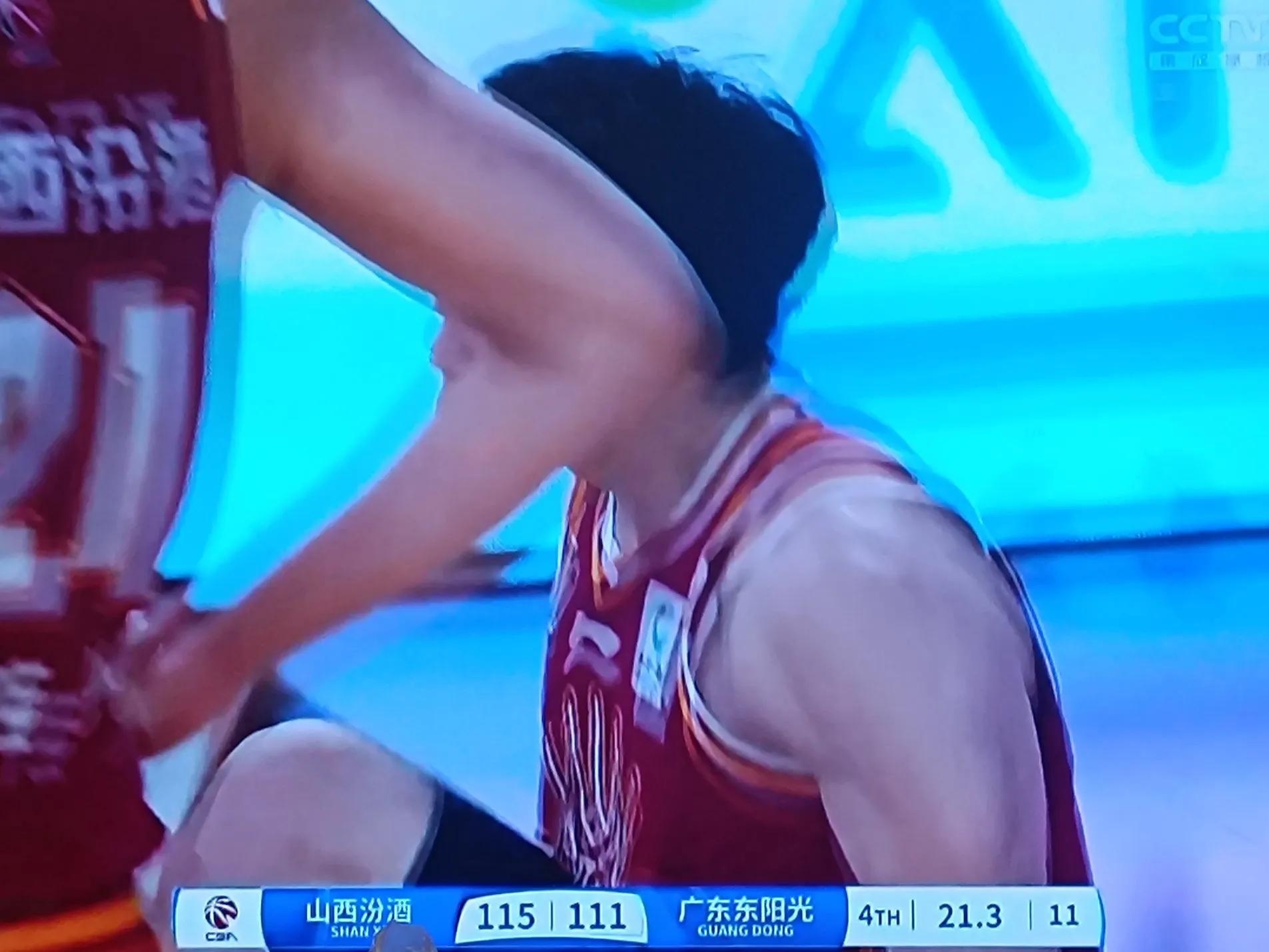 比赛中裁判判罚助攻犯规,技术出现瑕疵 比赛中裁判判罚助攻犯规,技术出现瑕疵