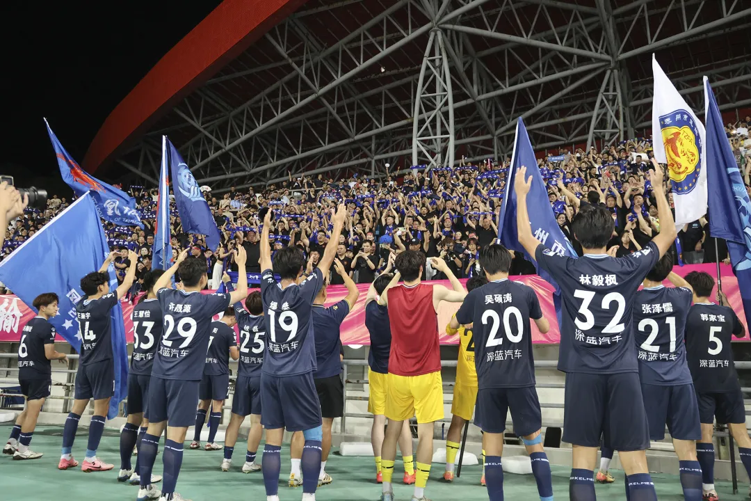 包含球迷激情高涨,为喜爱的队伍呐喊助威的词条 包含球迷激情高涨,为喜爱的队伍呐喊助威的词条