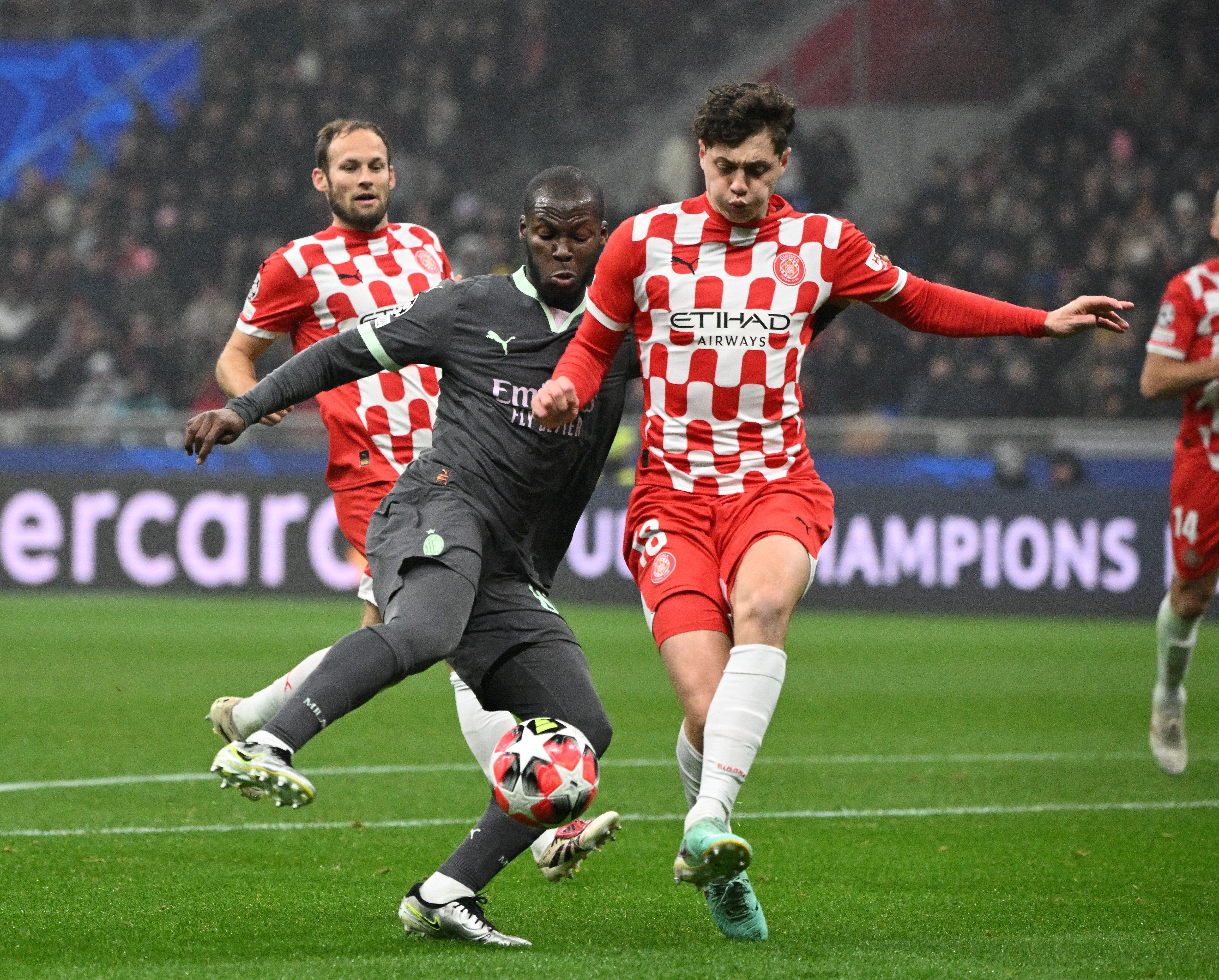 足球强队备战大赛,力争夺冠的简单介绍 足球强队备战大赛,力争夺冠的简单介绍