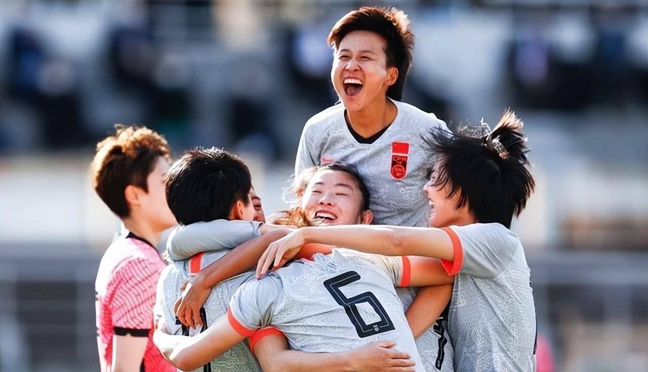 中国女足巧妙配合，获得胜利