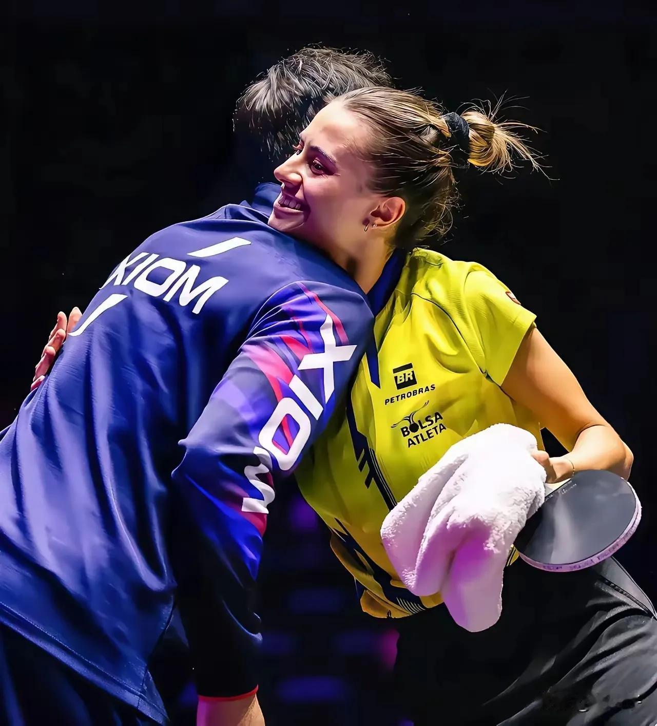 巴西女子足球队击败对手，晋级半决赛