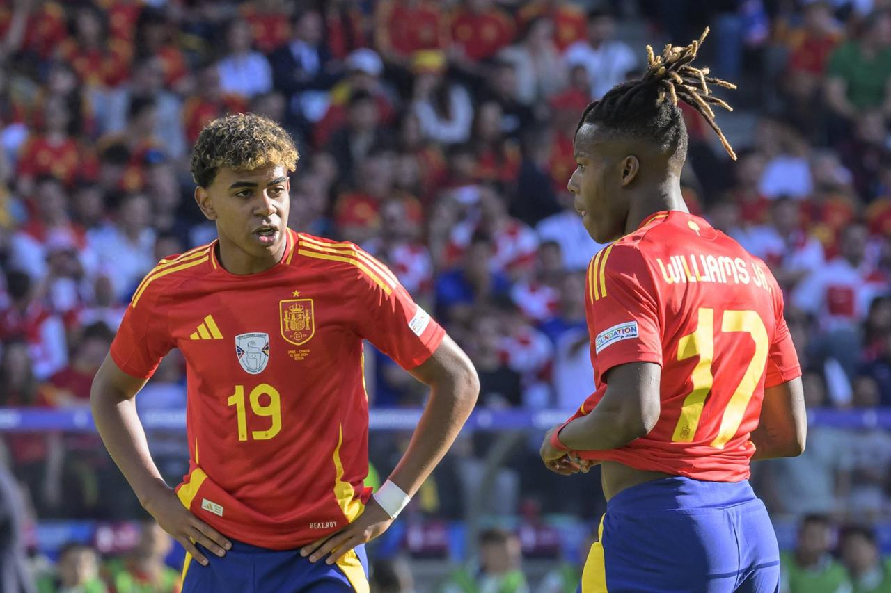 包含西班牙强势英格兰,苏亚雷斯高光表现的词条 包含西班牙强势英格兰,苏亚雷斯高光表现的词条